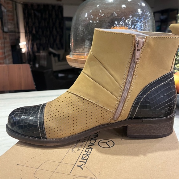 NIB - Unity in Diversity size 39 butter yellow leather/chocolate brown croc boot - Picture 3 of 6